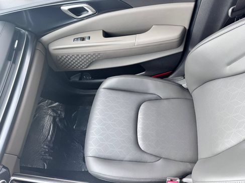 New 2026 Kia Carnival LXS FWD image 23