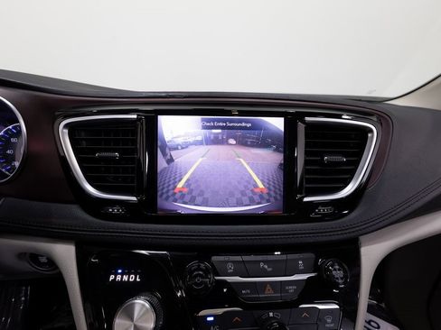Used 2020 Chrysler Pacifica Limited image 34