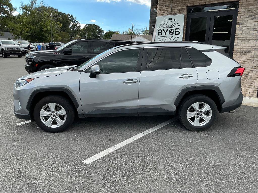 Used 2021 Toyota RAV4 XLE FWD image 2