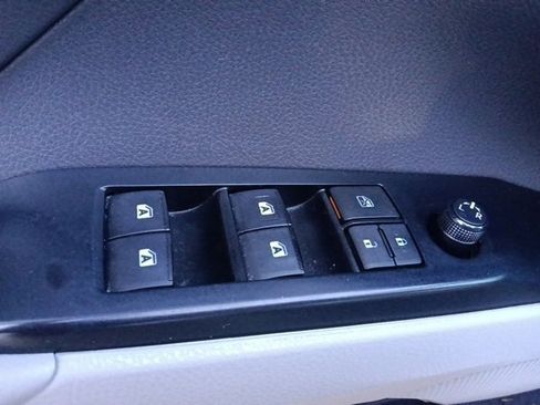 Used 2019 Toyota Camry L image 12