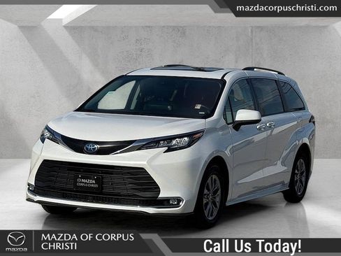 Used 2023 Toyota Sienna XLE image 1