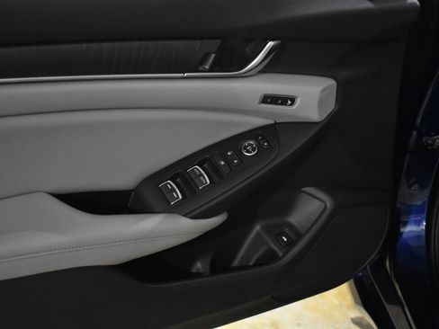 Used 2018 Honda Accord Touring image 14