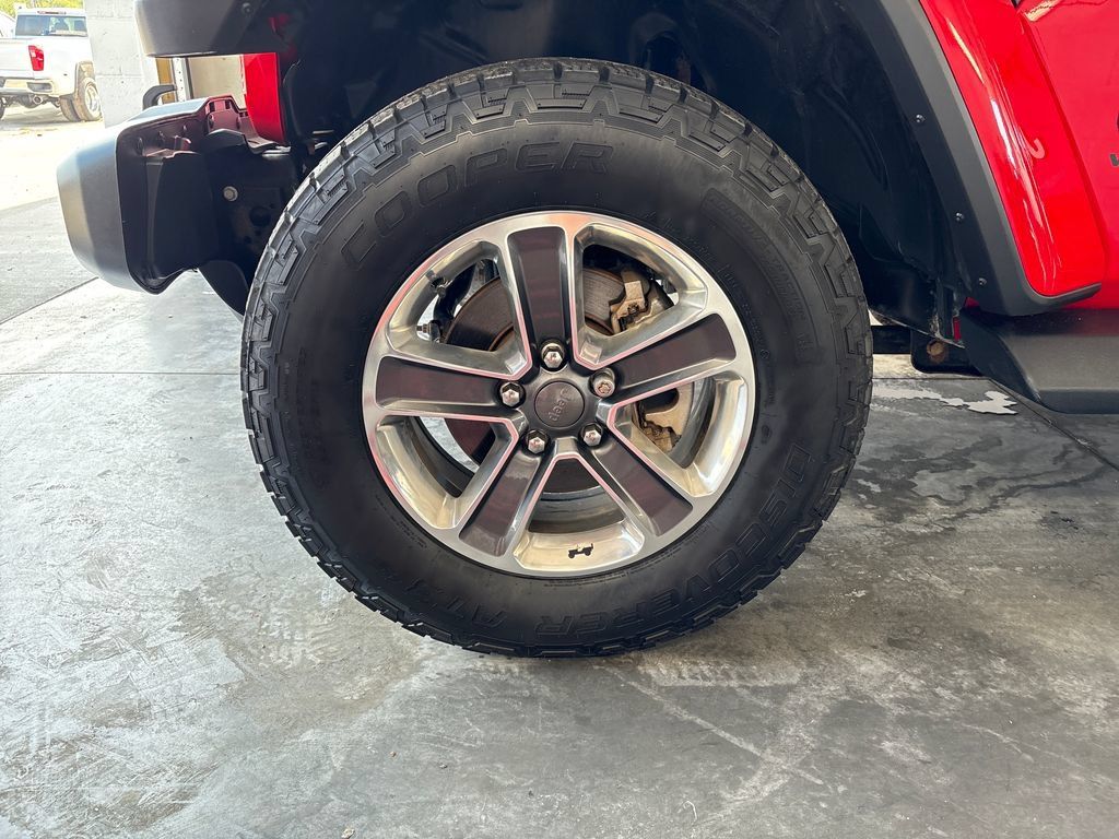 Used 2018 Jeep Wrangler Unlimited Sahara w/ LED Lighting Group AWD/4WD image 32