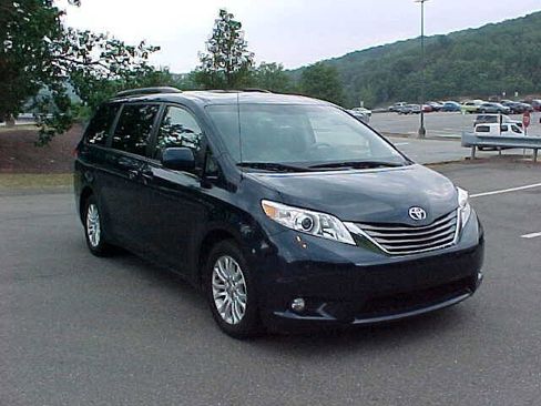 Used 2012 Toyota Sienna XLE image 4