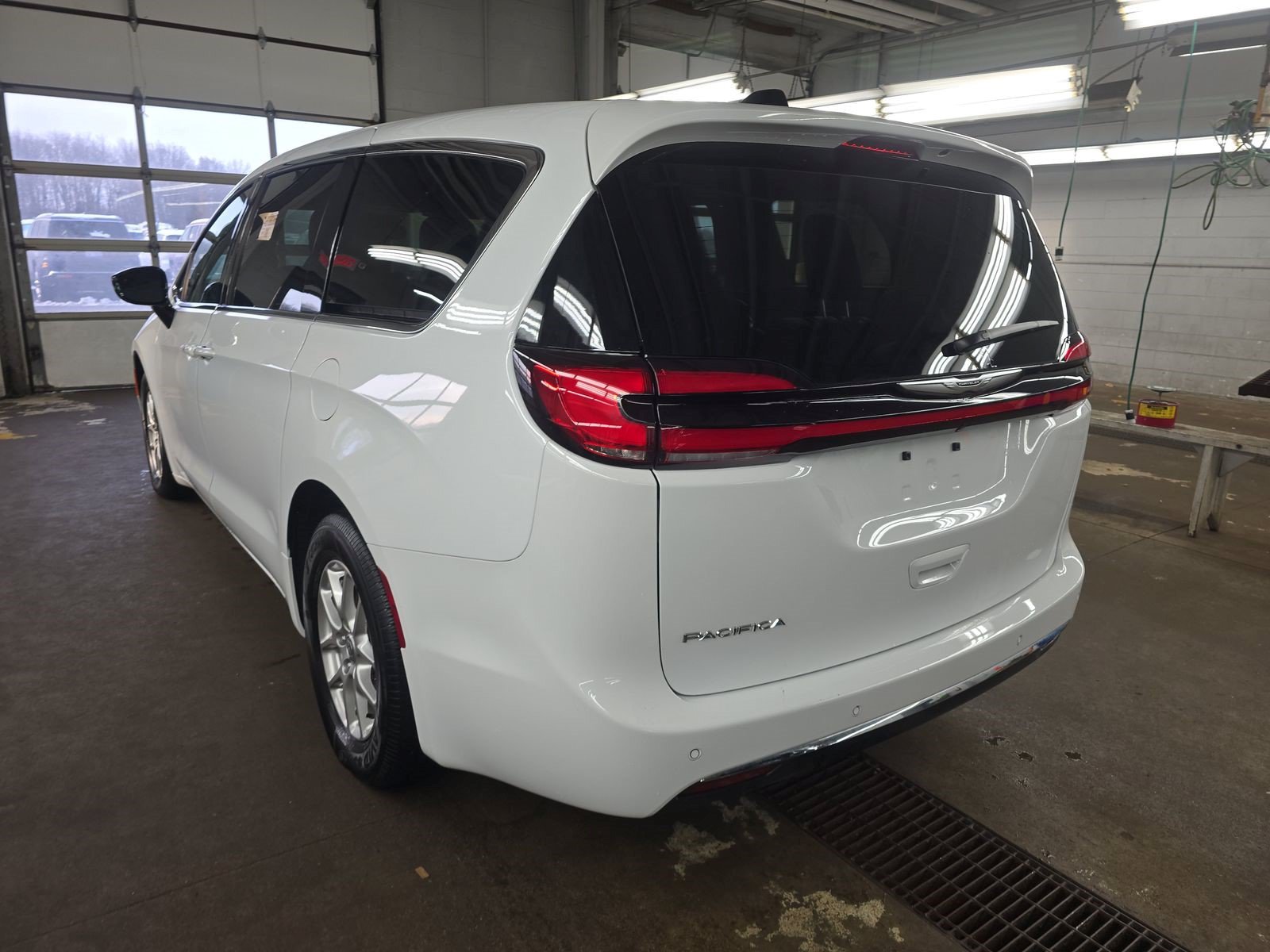 Used 2024 Chrysler Pacifica Touring-L FWD image 6