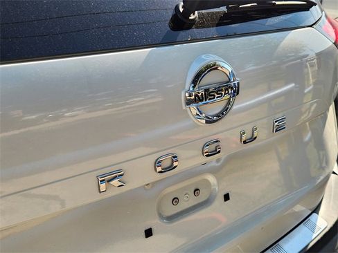 Used 2021 Nissan Rogue SV image 9