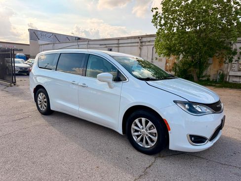 Used 2019 Chrysler Pacifica Touring Plus w/ Advanced Safetytec Group FWD image 1