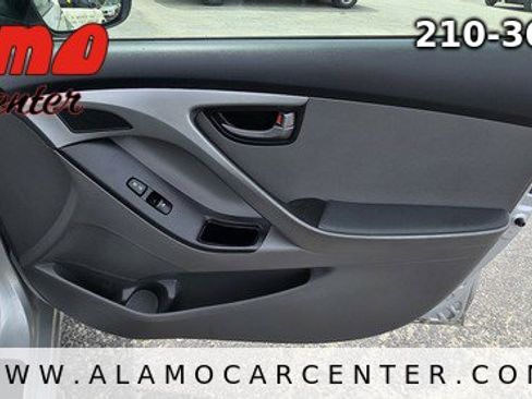 Used 2014 Hyundai Elantra SE image 16
