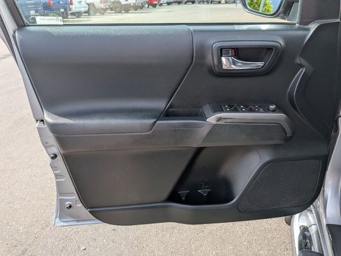 Used 2017 Toyota Tacoma SR5 AWD/4WD image 14