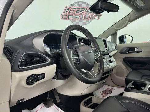 Used 2024 Chrysler Pacifica Touring-L AWD/4WD image 10