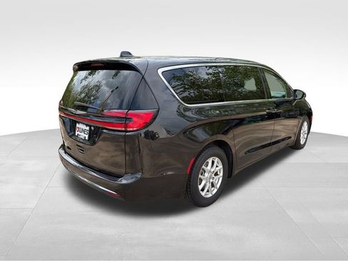 Used 2023 Chrysler Pacifica Touring-L FWD image 10