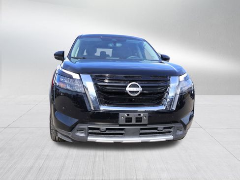 Used 2025 Nissan Pathfinder SL image 2
