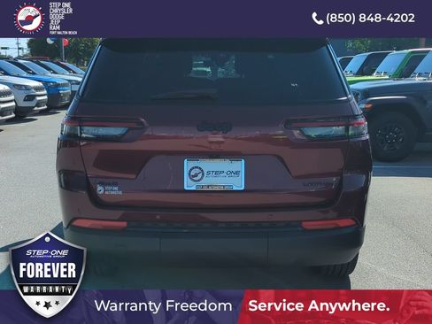 Used 2025 Jeep Grand Cherokee L Limited w/ Black Appearance Package AWD/4WD image 5