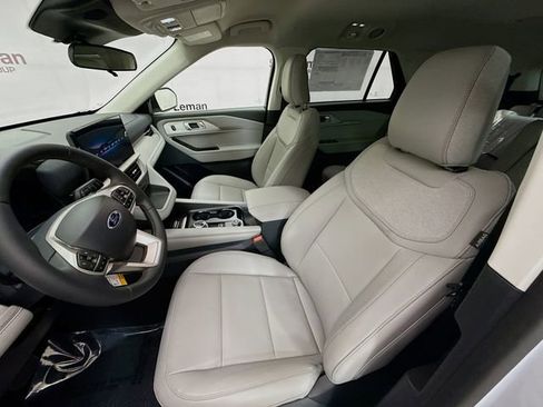 Used 2025 Ford Explorer Active w/ Active Comfort Package image 21
