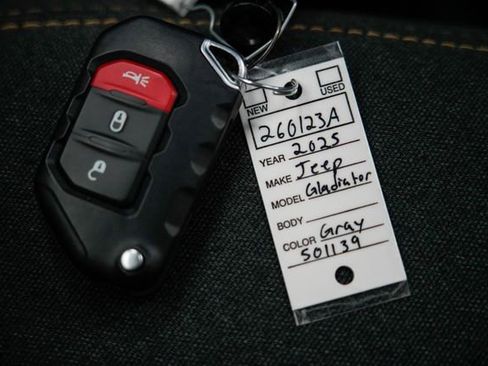 Used 2025 Jeep Gladiator Sport AWD/4WD image 25