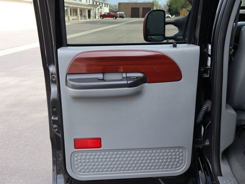 Used 2005 Ford F350 Lariat image 24