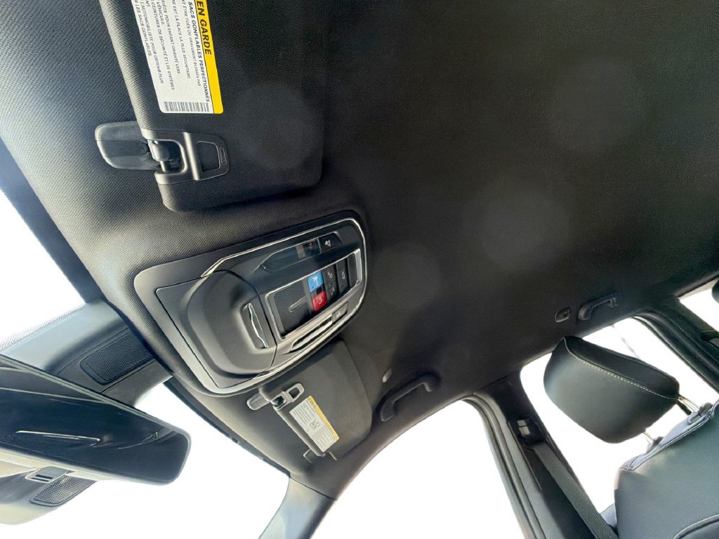 Used 2025 Jeep Grand Cherokee Altitude RWD image 16