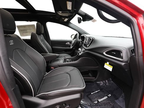 New 2027 Chrysler Pacifica Limited AWD/4WD image 19