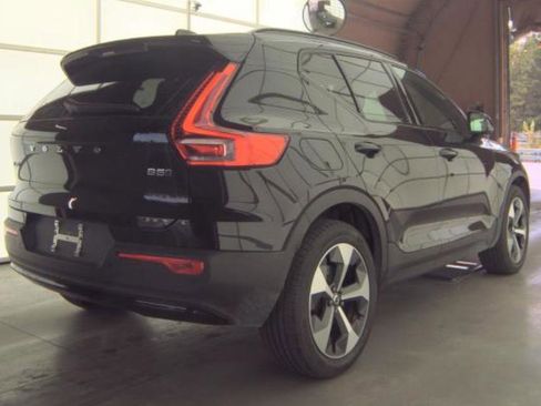 Used 2025 Volvo XC40 B5 Plus image 3
