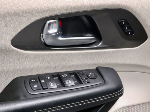 Used 2023 Chrysler Pacifica Touring-L image 22