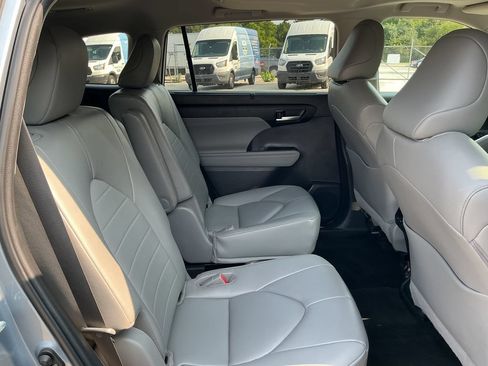 Used 2023 Toyota Highlander XLE FWD image 21
