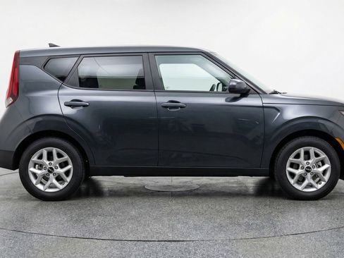 Used 2025 Kia Soul LX w/ LX Technology Package FWD image 11