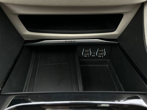 Used 2023 Chrysler Pacifica Limited FWD image 32