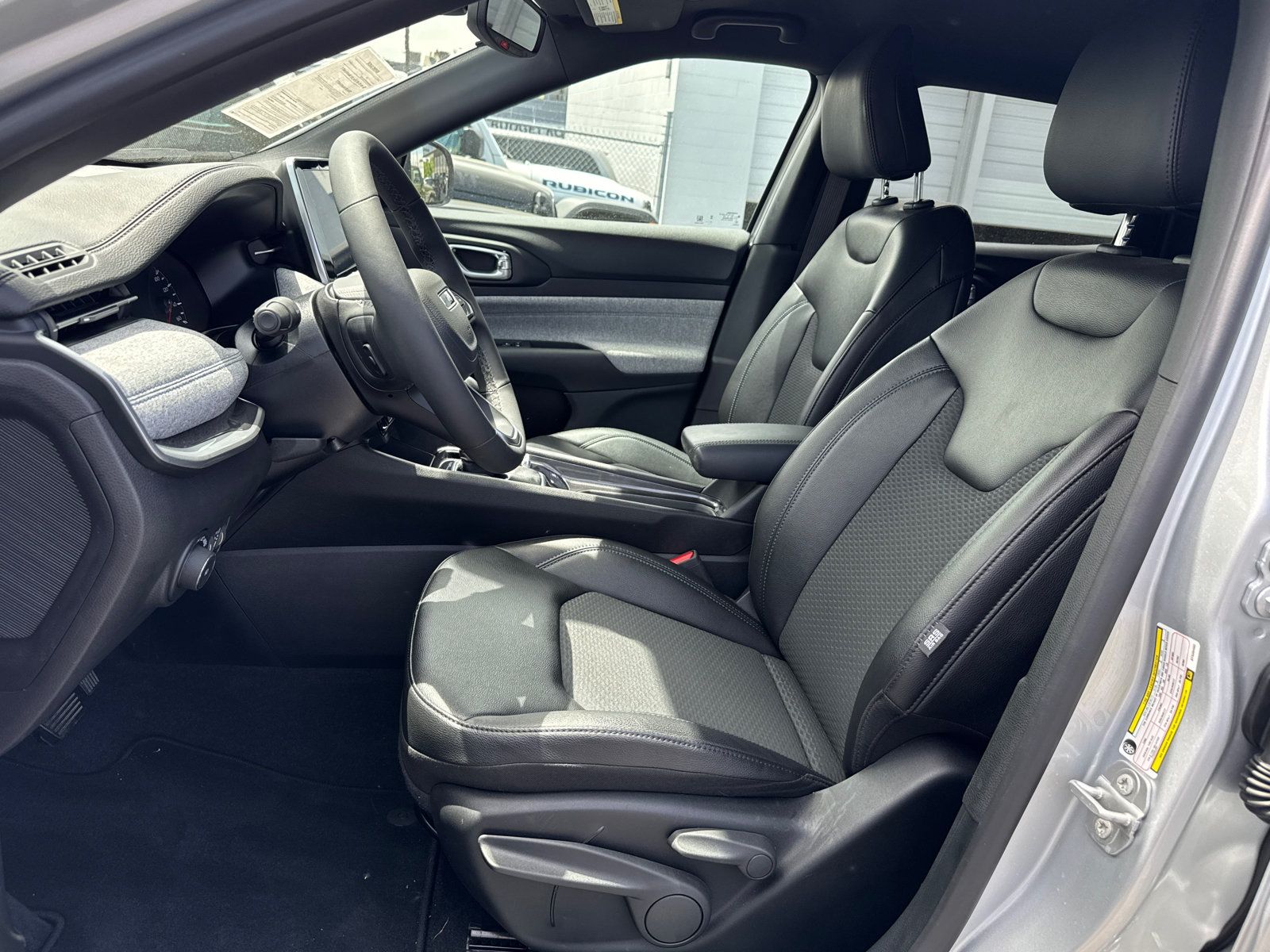 Used 2025 Jeep Compass Latitude AWD/4WD image 9