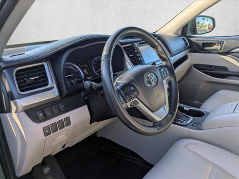 Certified 2019 Toyota Highlander XLE AWD/4WD image 10