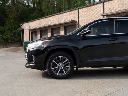 Used 2017 Toyota Highlander XLE w/ Carpet Mat Package image 3