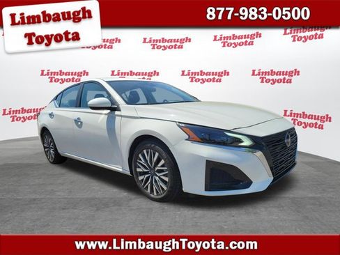 Used 2025 Nissan Altima 2.5 SV FWD image 1