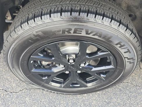 Used 2024 Jeep Grand Cherokee L Laredo image 25