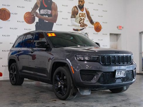 Used 2023 Jeep Grand Cherokee Altitude AWD/4WD image 18