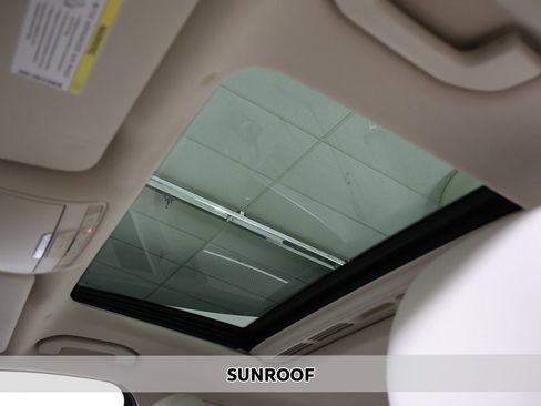 Used 2017 Mercedes-Benz E 300 4MATIC image 4