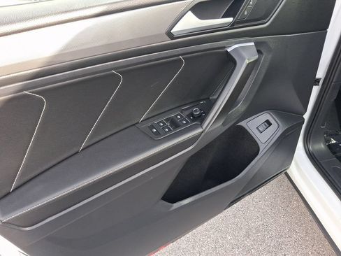 Used 2022 Volkswagen Tiguan SE w/ Panoramic Sunroof Package FWD image 16