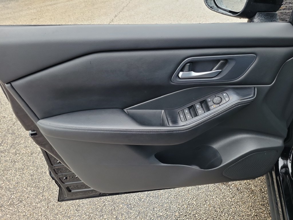 Used 2024 Nissan Rogue SV FWD image 12