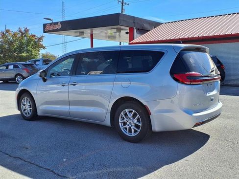 Used 2023 Chrysler Pacifica Touring image 26