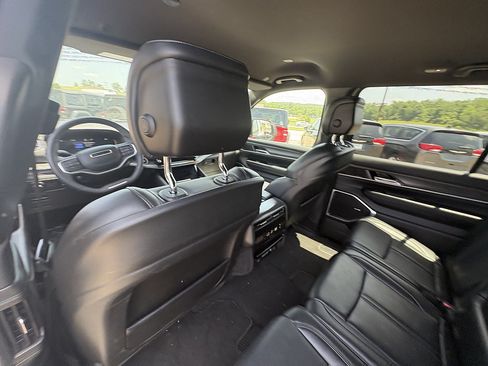 Used 2024 Jeep Wagoneer L Series II w/ Flexible Seating Group AWD/4WD image 17