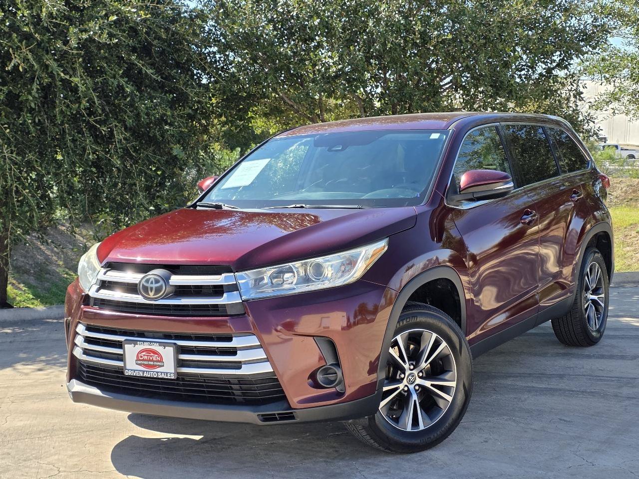 Used 2019 Toyota Highlander LE FWD image 1