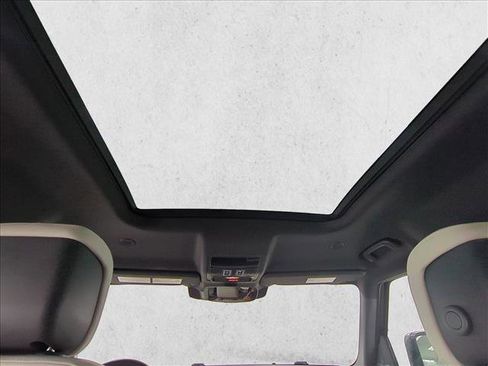 Used 2023 Land Rover Defender 110 SE image 21