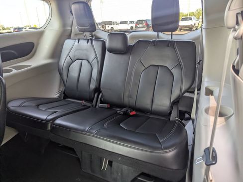 Used 2023 Chrysler Pacifica Touring-L FWD image 38