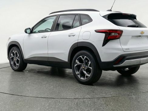 Used 2025 Chevrolet Trax LT w/ LT Convenience Package image 6