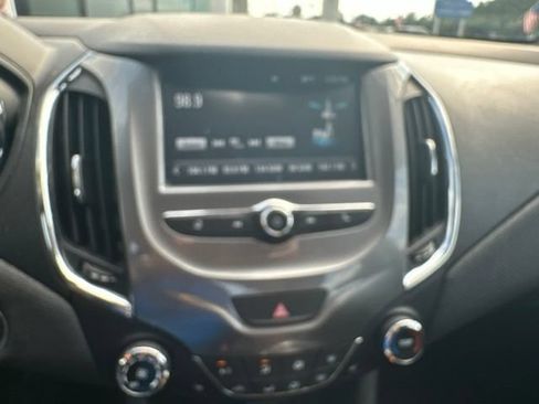 Used 2018 Chevrolet Cruze LT w/ Convenience Package FWD image 10
