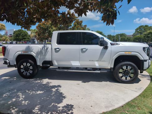 Used 2024 GMC Sierra 2500 Denali w/ Denali Reserve Package AWD/4WD image 11