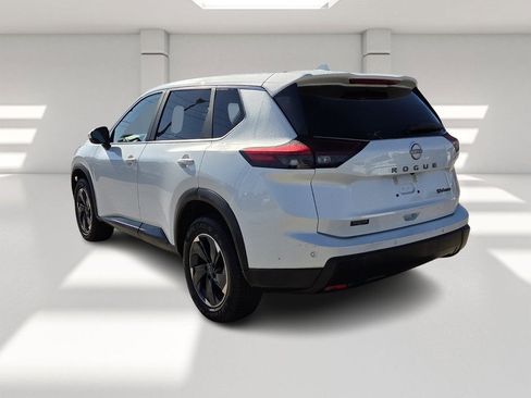 Used 2024 Nissan Rogue SV image 3