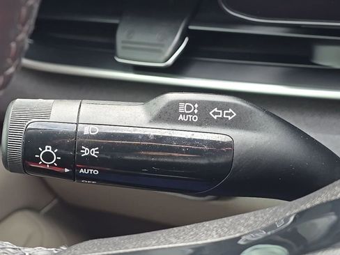Used 2025 Kia Carnival EX FWD image 25