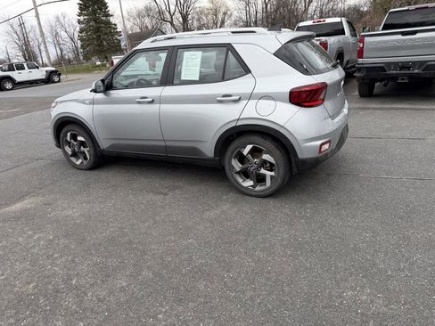 Used 2021 Hyundai Venue SEL image 4