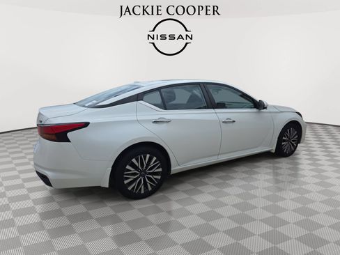 Used 2023 Nissan Altima 2.5 SV FWD image 5