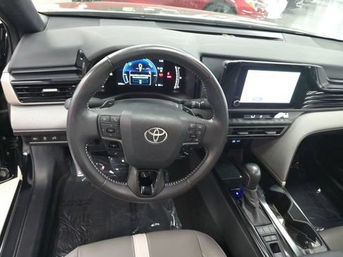 Used 2025 Toyota Camry SE AWD/4WD image 15