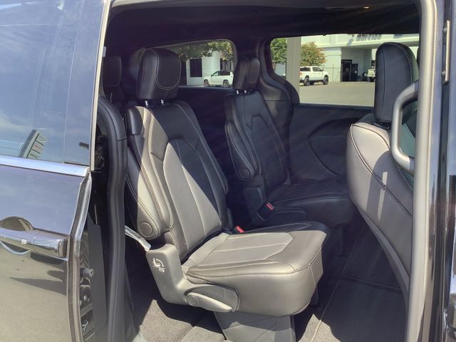 Used 2025 Chrysler Voyager LX FWD image 31